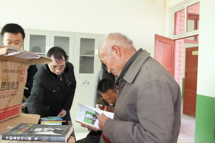 2016-12-1扶貧贈(zèng)書(shū) 062.jpg