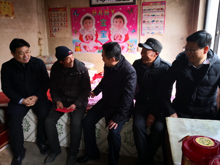 集團(tuán)董事長(zhǎng)李彥龍、總經(jīng)理蔡軍18年春節(jié)慰問(wèn)群眾2.jpg